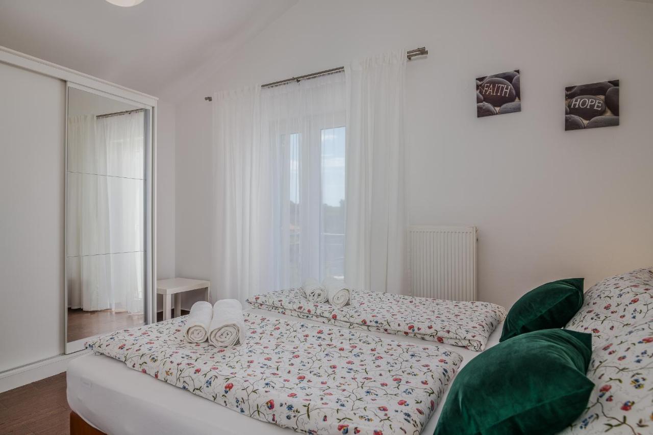 Apartment Marina Malinska Kültér fotó